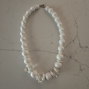 1980s White Beads Womens Necklace 15 In.
